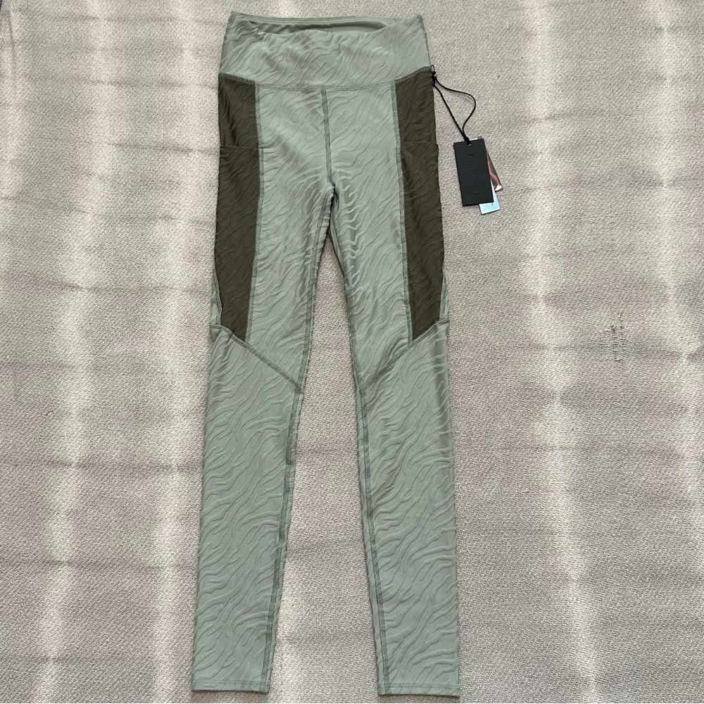 Twenty Montreal 3D Active Hyperreality Knit Leggings Size Small NWT Green